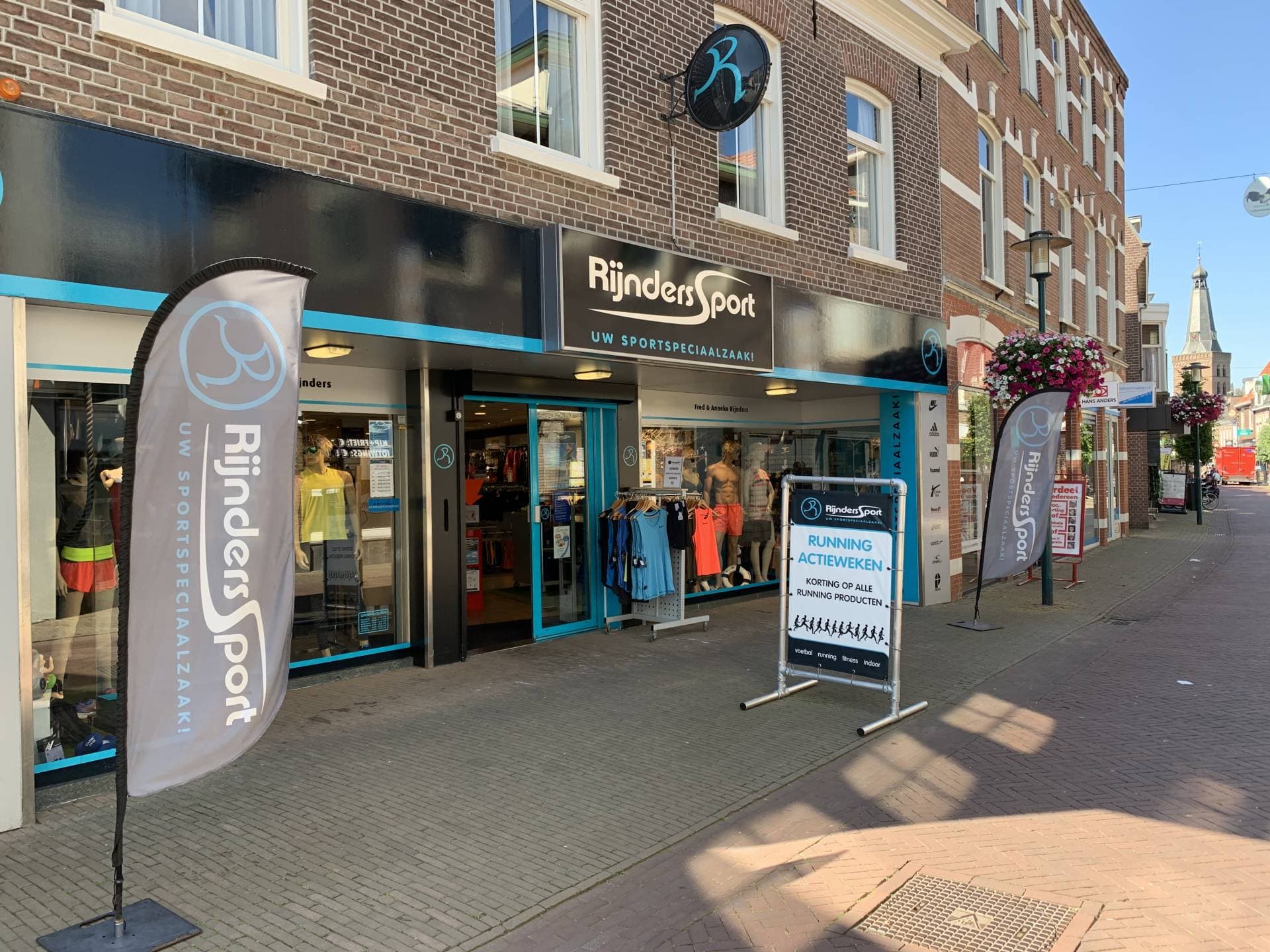 De winkel van Rijnders Sport in de Jan van Schaffelaarstraat in Barneveld